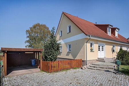Frisch, hellgelb gestrichenes Einfamilienhaus