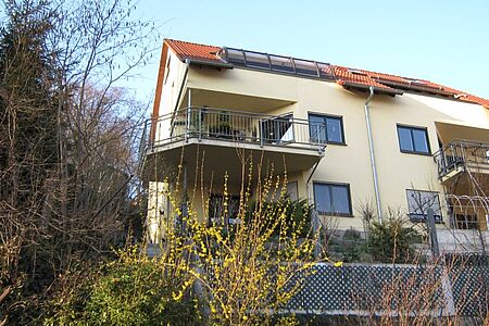 Moderner hellgelber Wohnkomplex nach der Sanierung mit SPS Spezialputzfassade
