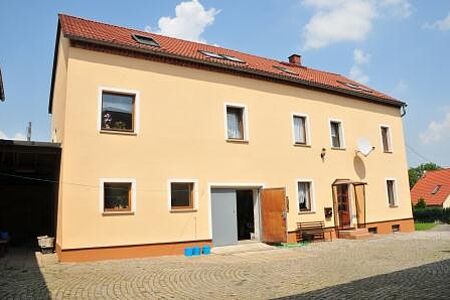 Reihenhaus mit pfirsichfarbener Fassade