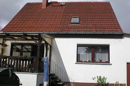 Einfamilienhaus mit weißer Fassade