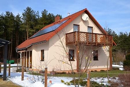 Sehr helloranges Einfamilienhaus mit Holzbalkon