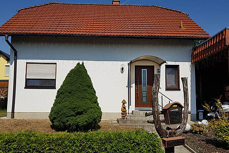 Mehrstöckiges Wohnhaus mit leicht veralteter Fassade in hellem Beige