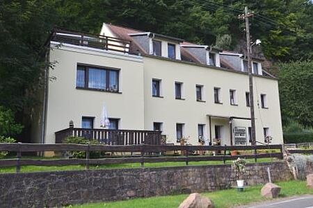 Mehrfamilienhaus mit frischer Fassade
