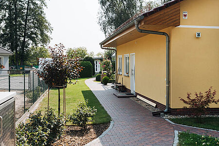 Frisch gestrichener Bungalow in Orange