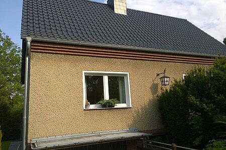 Hellbraun verputztes Einfamilienhaus 
