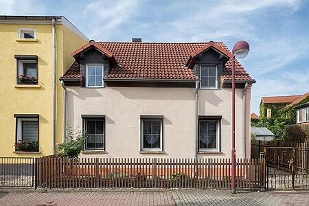 Pastellrosanes Reihenhaus mit zwei Stockwerken