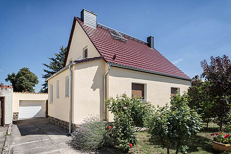 Kleines Einfamilienhaus mit frischer Fassade in Pastellgelb