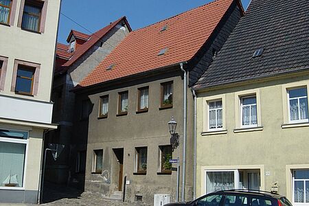 Graues Stadthaus mit alter Fassade