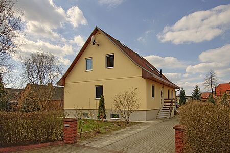 Einfamilienhaus mit frischer, zitronengelber Fassade