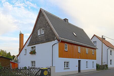 Vierstöckiges Haus mit einem frischen Fassadenanstrich