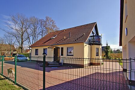 Hellgelbes Wohnhaus mit frischer, ebenmäßiger Fassadenbeschichtung 