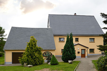 Pastelloranges Einfamilienhaus mit frischen Spezialputzfassaden