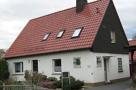 Wohnhaus mit Spezialputzfassaden in Weiß und Schwarz