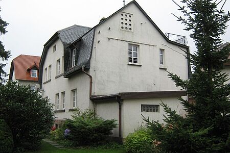 Villa mit alter Fassade in schmutzigem Weiß