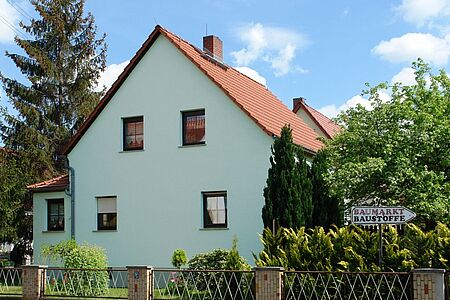 Mintgrünes Haus mit kleinem Vorbau