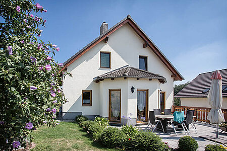 Weißes Wohnhaus mit Terrasse und strahlend weißer Fassade