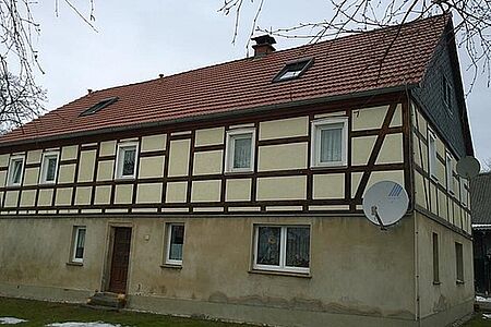 Großes Fachwerkhaus mit Stockflecken auf der Fassade 