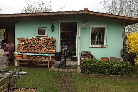 Mintgrüner Bungalow vor der Sanierung