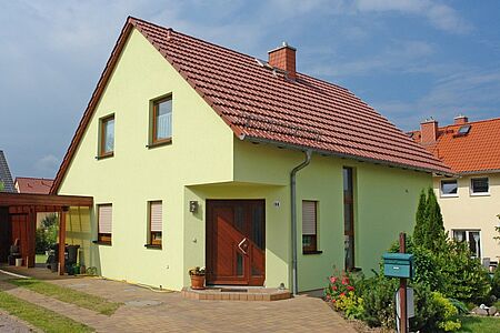 Einfamilienhaus mit grüner Fassade