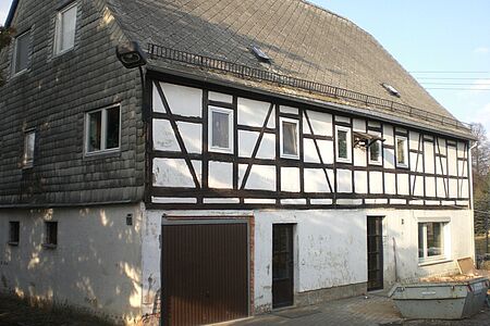 Fachwerkhaus mit schmutziger Fassade