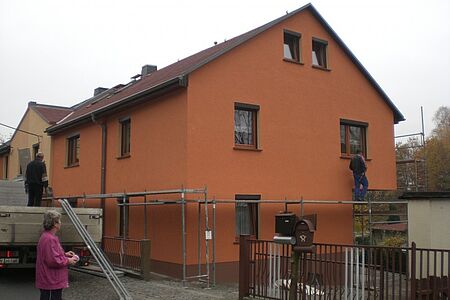 Doppelhaus mit orangener Fassade