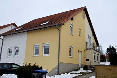 Doppelhaus mit frischer Fassade in Weiß und Orange