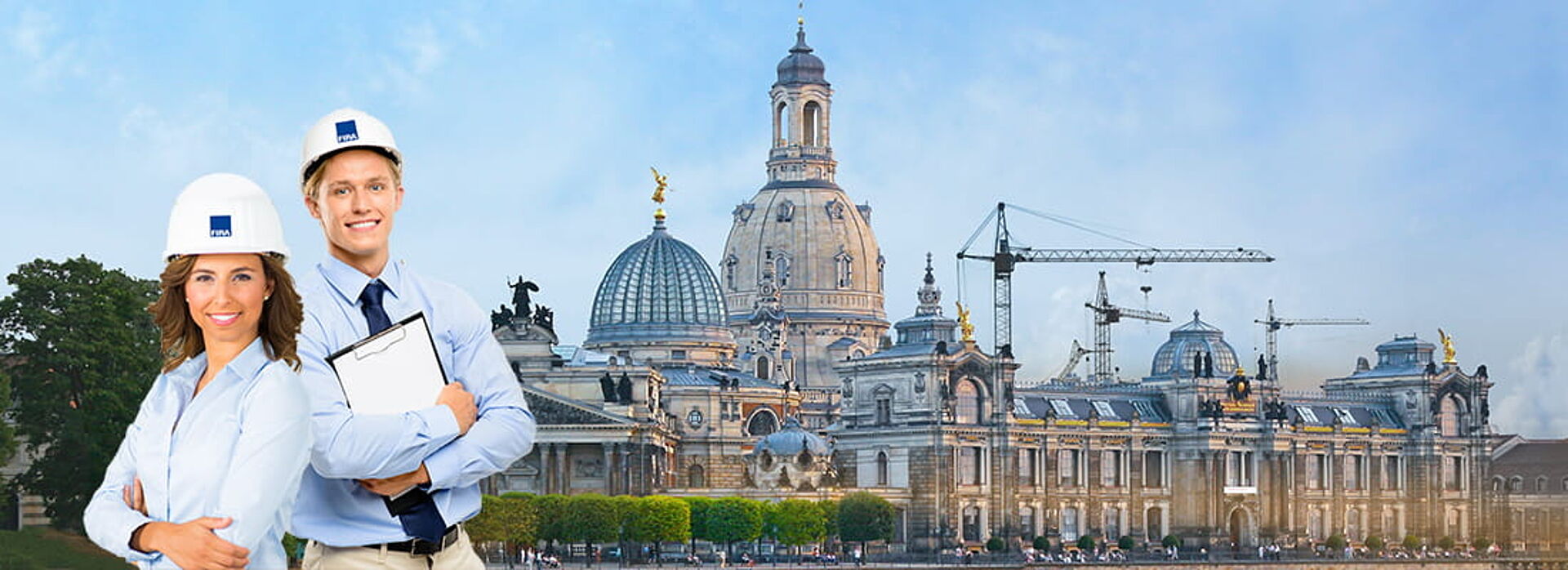 Zwei Teammitglieder des Bauunternehmens FIRA stehen vor dem Hintergrund der Dresdner Stadtkulisse, an der Bauarbeiten vorgenommen werden.