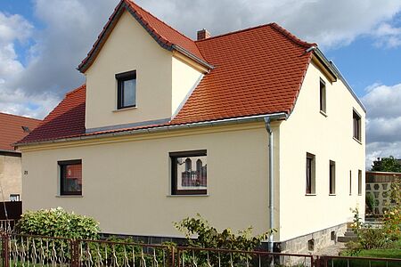 Haus mit pastellgelber Fassade
