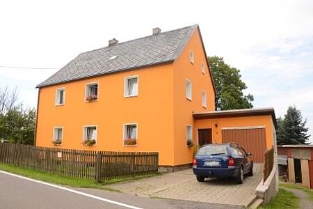 Mehrfamilienhaus mit frischer, orangener Fassade