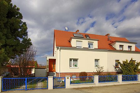 Kleines mehrstöckiges Wohnhaus mit frischer, knallgelber Fassade