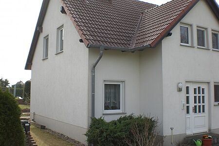 Großes weißes Einfamilienhaus mit schmutzig wirkender Fassade