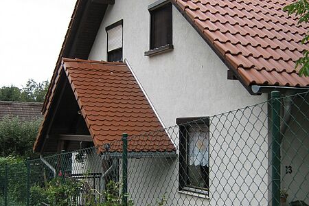 Wohnhaus mit Spezialputzfassade in schmutzigem Weiß