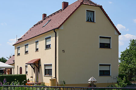 Mehrfamilienhaus mit frischer Fassade in hellem Apricot