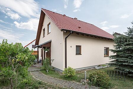 Wohnhaus in sehr hellem Pastellorange