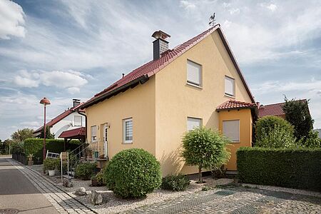 Apricotfarbenes Einfamilienhaus nach der Fassadensanierung