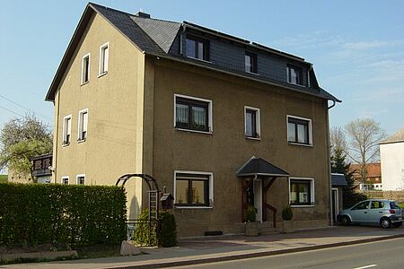 Braunes Doppelhaus mit drei Stockwerken