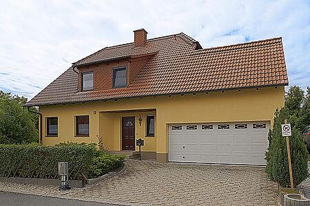 Wohnhaus mit orangegelber Fassade