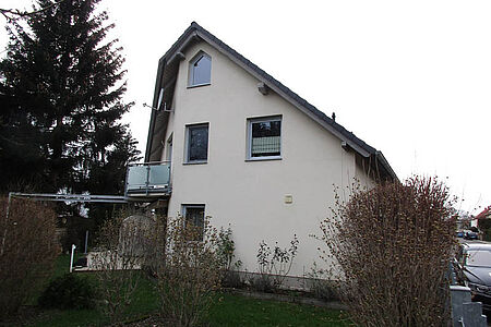 Weißes Haus vor der Fassadensanierung