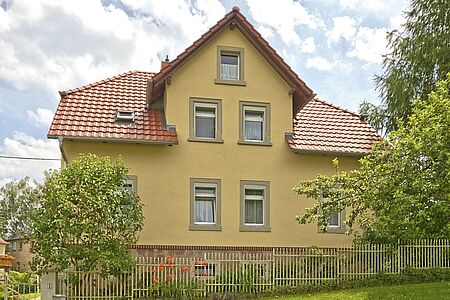 Villa mit frischer gelber Fassade