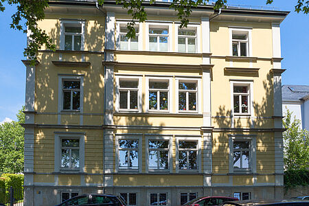 Altbau mit pastellgelbem Anstrich