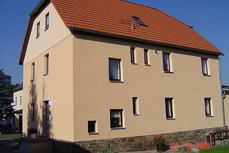 Mehrfamilienhaus mit neuer Fassade in zwei Orangetönen