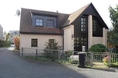 Wohnhaus mit Front aus Glasbausteinen und pastelloranger Fassade