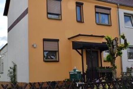 Reihenhaus mit neuem Anstrich in strahlendem Orange