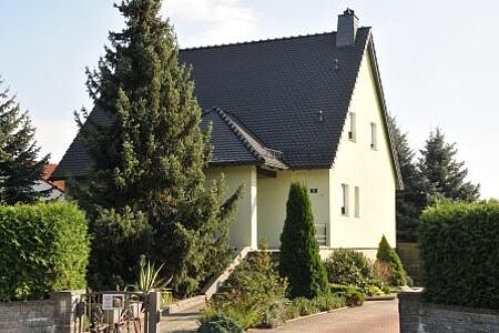 Einfamilienhaus mit frischem, blassgelbem Anstrich
