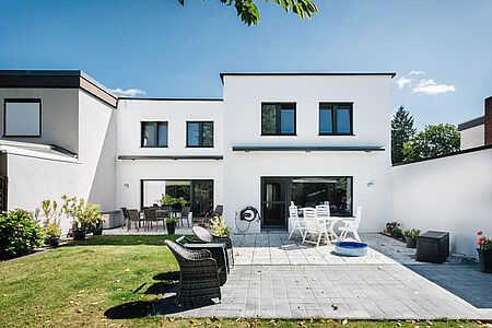Kubistisches Haus mit großer Terrasse und frischem weißen Anstrich