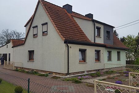 Doppelhaus mit Fassade in schmutzigem Weiß und Mintgrün