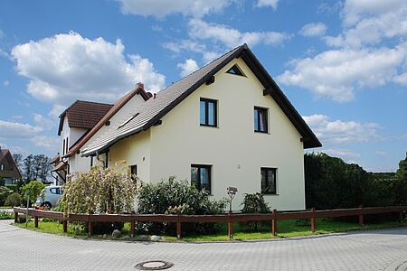 Pastellgelbes Wohnhaus