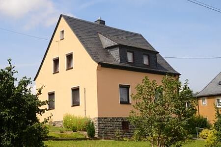 Pastellfarbenes Einfamilienhaus mit großem Garten