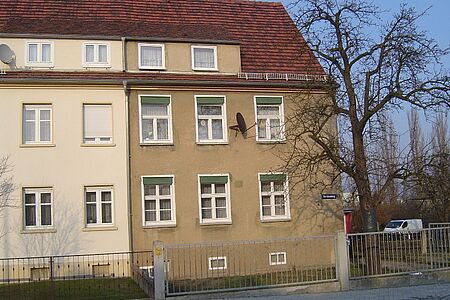 Mehrfamilienhaus mit Fassaden in Creme und Braun
