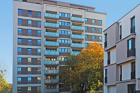 Modernes Hochhaus mit Balkonen